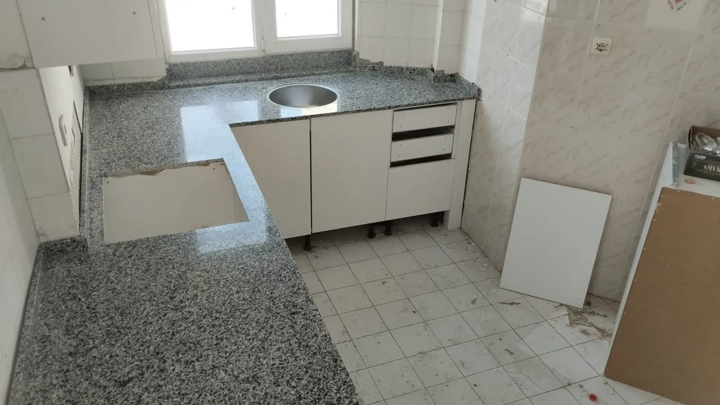 Mermer banyo tezgahı ve denizlik uygulaması — Antalya