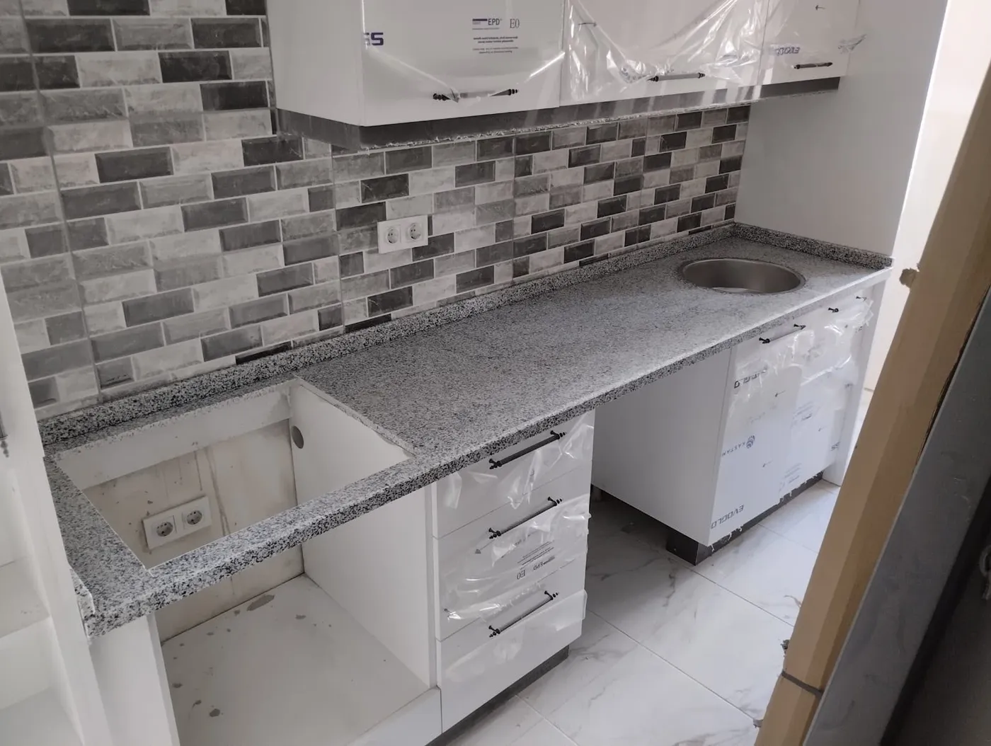 Granit mutfak tezgahı ve ölçüye özel mutfak dolabı — Antalya