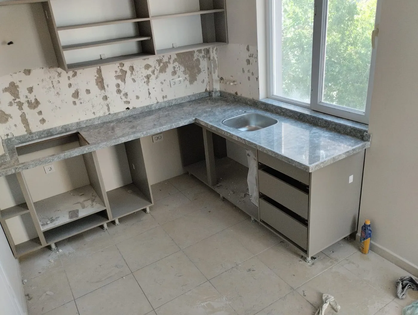 Mermer banyo tezgahı ve denizlik uygulaması — Antalya