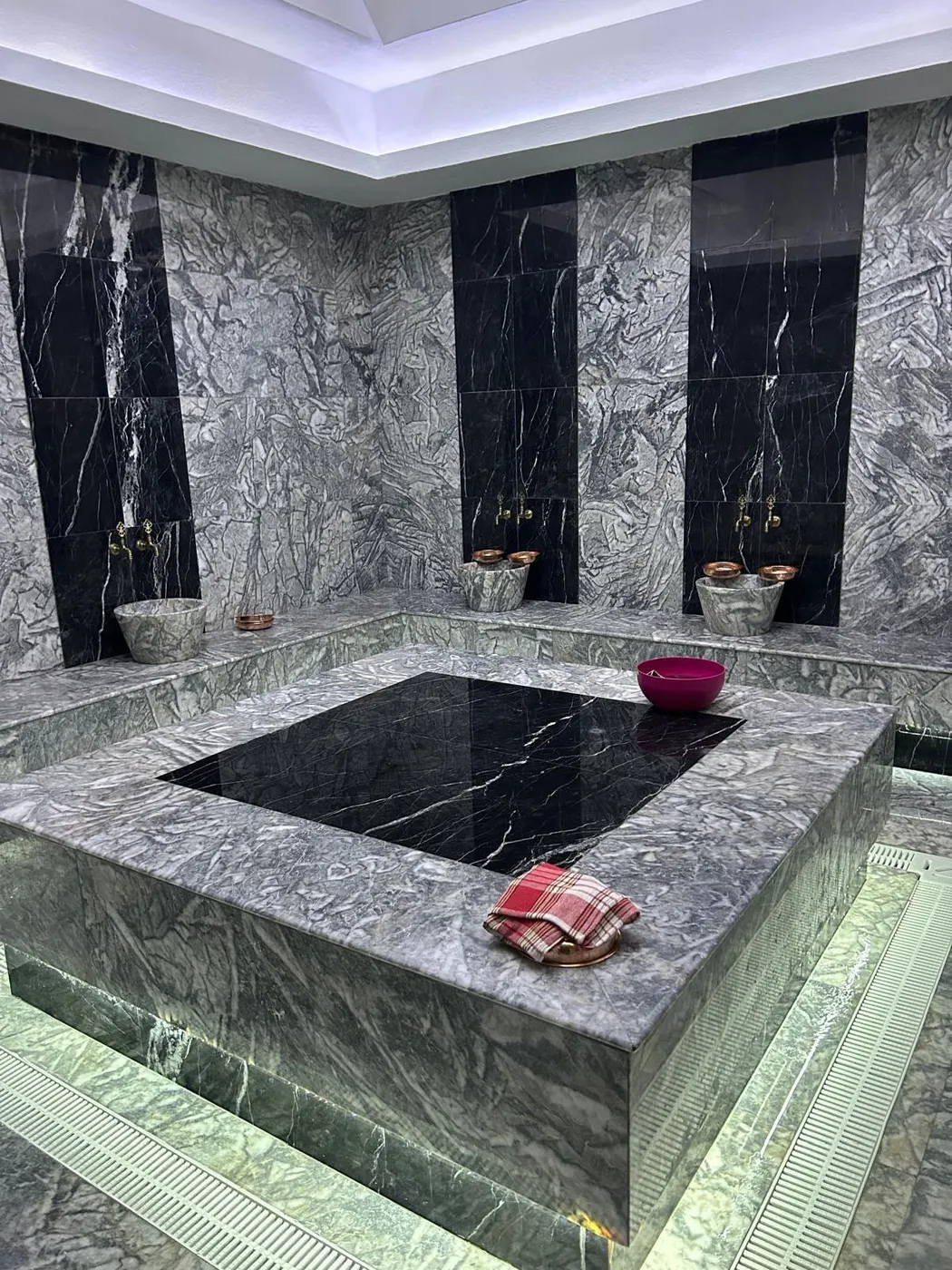 Mermer banyo tezgahı ve denizlik uygulaması — Antalya