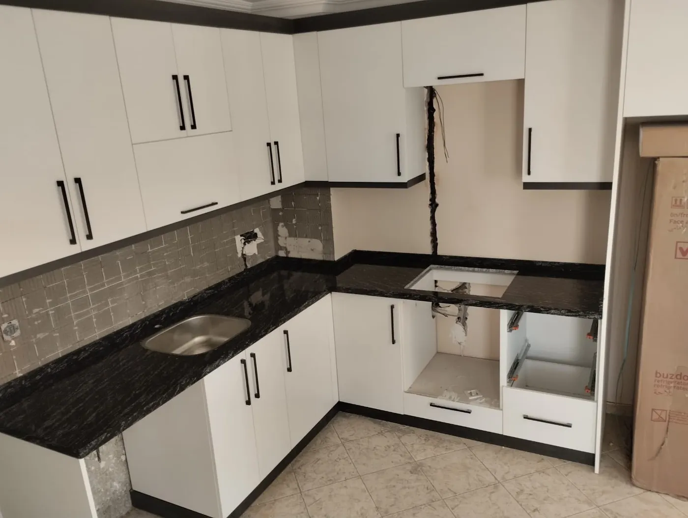 Granit mutfak tezgahı ve ölçüye özel mutfak dolabı — Antalya